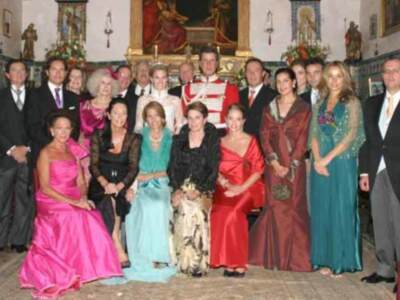 Las fotos de la boda de Cayetano y Genoveva en las revistas del corazon adelantan su salida al lunes .