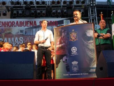 Sergio Ramos se da un baño de masas en Camas