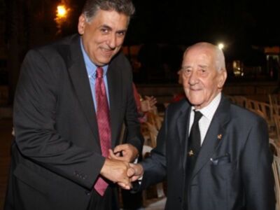 Miguel Gallardo recibe el premio a la promoción turística exterior de Chipiona, en el Día Internacional del Turismo.