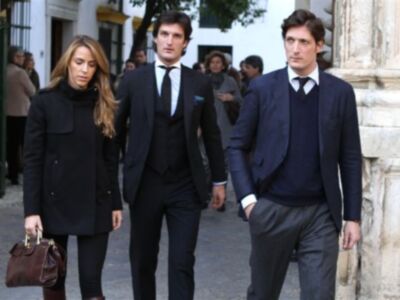 Rafael Medina con su mujer y su hermano Luis asisten a la misa funeral por su tío Luis en el palacio de Pilatos de Sevilla