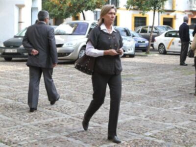 Rafael Medina con su mujer y su hermano Luis asisten a la misa funeral por su tío Luis en el palacio de Pilatos de Sevilla