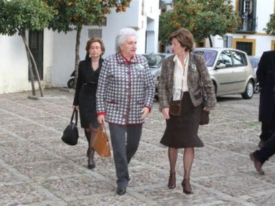 Rafael Medina con su mujer y su hermano Luis asisten a la misa funeral por su tío Luis en el palacio de Pilatos de Sevilla