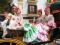 Las personas están vestidas con trajes tradicionales españoles, posiblemente para una celebración festiva.