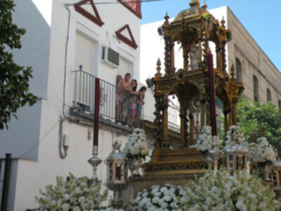 Solemne Procesión Eucarística, por las calles de la barriada Sevillana del Cerro del Águila&#8207;