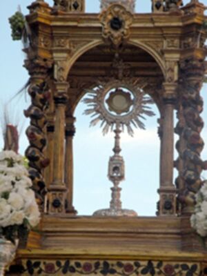 Solemne Procesión Eucarística, por las calles de la barriada Sevillana del Cerro del Águila&#8207;