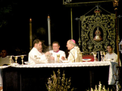 Eucaristía presidida, por el arzobispo y el obispo auxiliar de Sevilla en la Plaza del Triunfo de la capital Hispalense