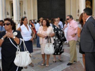 Litri, Carolina Herrera, Curro Romero, Carmen Tello acompañan a Julio Aparicio en el entierro de su madre la bailaora Maleni Loreto en Sevilla