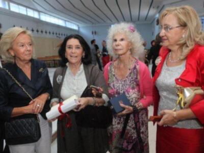 La Duquesa de Alba adelanta su llegada a Sevilla para recoger la medalla de bronce a nuevo futuro