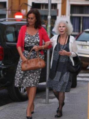 Duquesa de Alba y Carmen Tello en la misa del funeral de la madre de Julio Aparicio