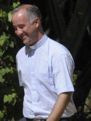 El sacerdote que casará a la duquesa de alba tiene 38 años pertenece a una familia sevillana muy conocida y fue pregonero de la semana santa de Sevilla