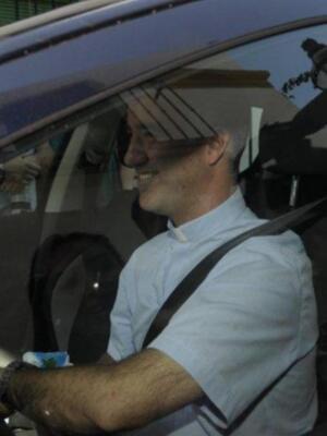 El sacerdote que casará a la duquesa de alba tiene 38 años pertenece a una familia sevillana muy conocida y fue pregonero de la semana santa de Sevilla