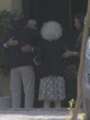El emotivo reencuentro de los duques de Alba y su madrina Carmen Tello tras la boda