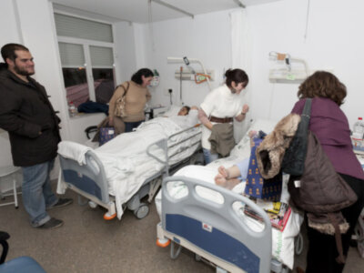 Voluntarios de la UPO reparten regalos a mayores hospitalizados en el Virgen del Rocío