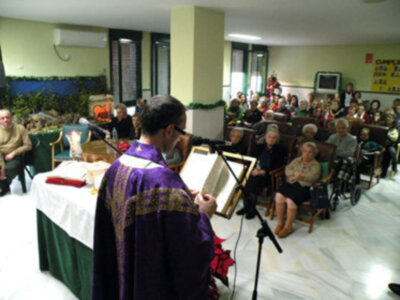 Santa Misa de Navidad, en la Residencia de Mayores, asistida, Virgen de las Angustias de Alcalá del Río.