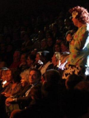 La duquesa de Alba se divierte con imitación que de ella hacen los Morancos 