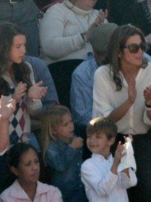 El cordobés celebra el día del padre con sus tres hijos en un festival benéfico