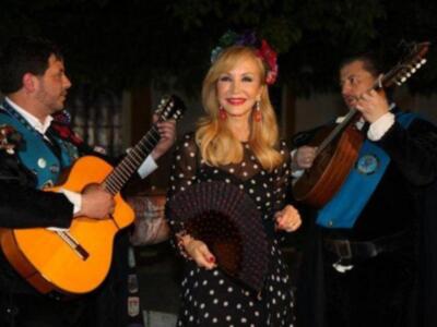 Carmen Lomana inaugura la primavera en Sevilla con la tuna