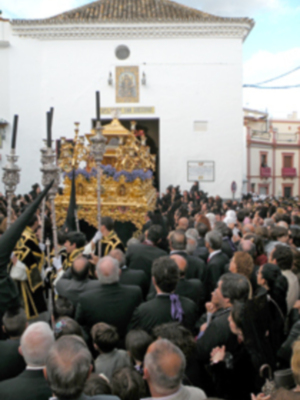  La lluvia dio una tregua en el  Viernes Santo de Alcalá del Río.