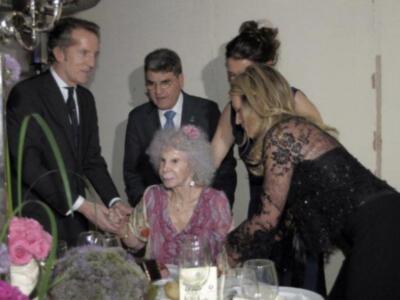 La duquesa de Alba, premio a la mejor embajadora de Sevilla en el mundo apoya a SM el rey