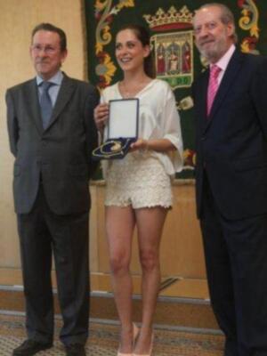 María león muy junto a su madre recoge la medalla de Sevilla para su hermano Paco León