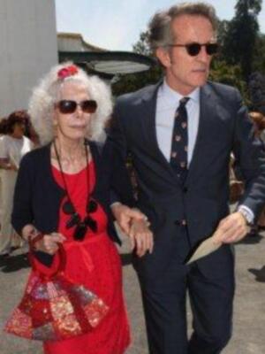 Felipe González reúne a las tres mujeres de su vida en Sevilla, su pareja Mar, su hija María y su nieta Elena