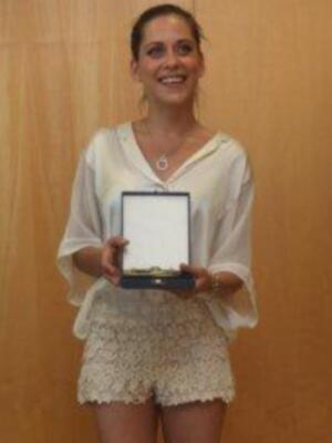 María león muy junto a su madre recoge la medalla de Sevilla para su hermano Paco León