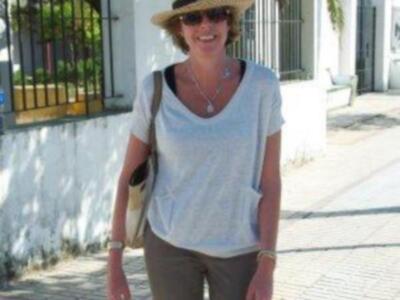 Simoneta Gómez Acebo, descalza haciendo el camino del rocío por las arenas