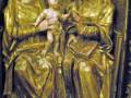 Escultura dorada de la Virgen María con el Niño Jesús y Santa Ana, representación religiosa del siglo XV.