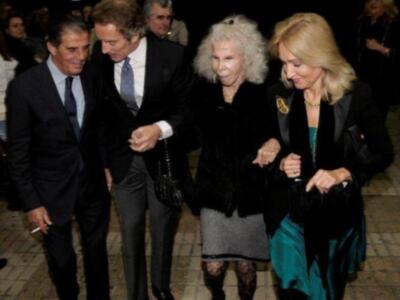 Los duques de Alba, Naty Abascal, Ana María Abascal y Alejandra Ortiz Osborne y su marido Joaquín Buendía, en el estreno de placido domingo en la maestranza