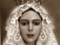Retrato de una Virgen con una corona y velo en blanco, tomado a principios del siglo XX.
