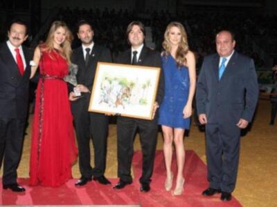 Alfonso Díez ejerce de duque de alba y entrega premio a Bo Derek