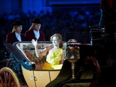 Alfonso Díez ejerce de duque de alba y entrega premio a Bo Derek