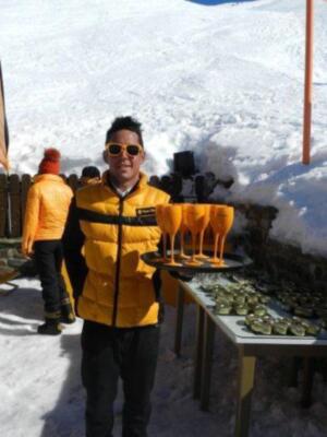 Carmen Lomana se divierte y olvida de su separación esquiando en Sierra Nevada