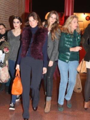 Lourdes Montes por primera vez en familia, con su madre y su hermana para ver desfilar a su cuñada Eva González