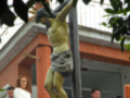 Procesión religiosa con una estatua de Cristo en el centro, rodeada por personas observando.