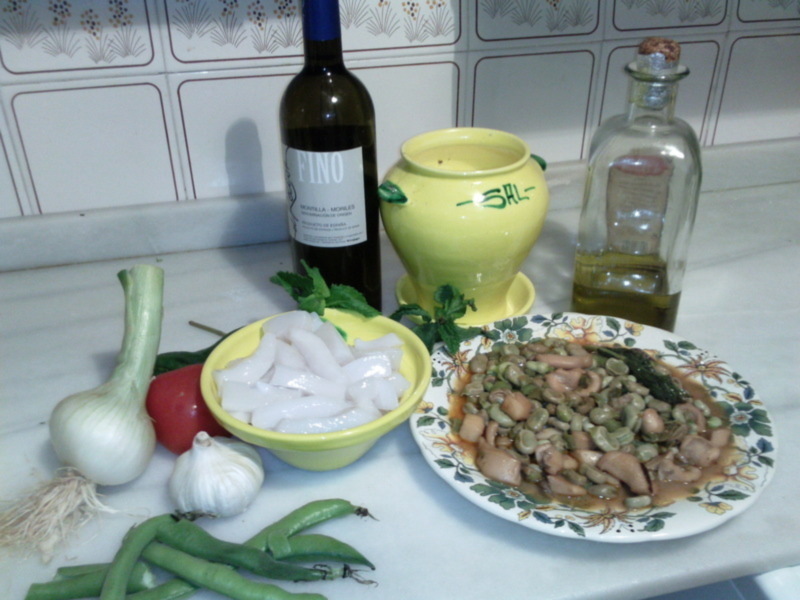 Ingredientes para una receta de ensalada: cebolla, ajo, pimientos verdes, aceite de oliva y sal.