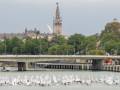 Barcos de vela en el río Guadalquivir con la Giralda y la Catedral de Sevilla al fondo.