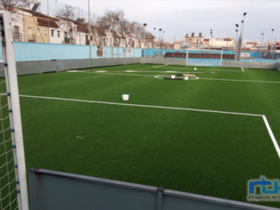 La Delegación de Deportes ultima los trabajos de instalación del nuevo césped artificial del campo de Fútbol Indoor