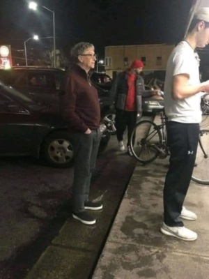 El multimillonario pidió una hamburguesa, papas fritas y una gaseosa. El combo le salió solo 7,68 dólares.