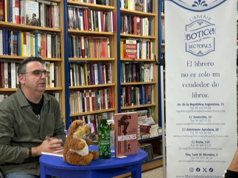 Albert Doménech hoy en Málaga presenta su primer libro "Mediocres", a las 19.00 en Librería Proteo