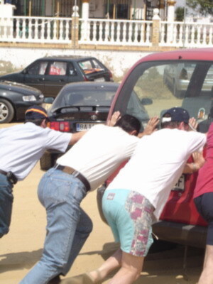 exclusiva: Julian Muñoz, solidario, empujo el coche de un desconocido atascado en Matalascañas