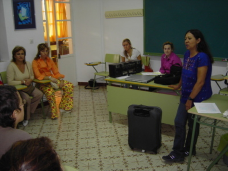 La psicóloga mexicana Teresa González inicia las explicaciones del taller.