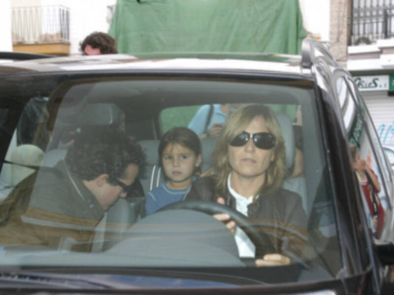Eugenia Martinez de Irujo con su hija la primera en llegar a la boda de su hermano Cayetano