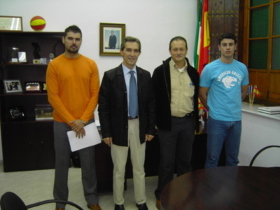 Toma de posesión de dos funcionarios en prácticas policías locales- en el Ayuntamiento de Lora del Río