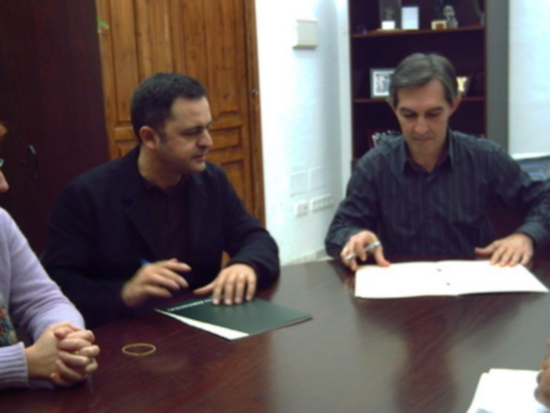 El Ayuntamiento de Lora del Río y la Caja San Fernando repartirán de nuevo 300 kits escolares a todos los alumnos de 1º de Prima
