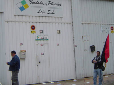 CNT se concentra en Valencina de la Concepción para exigir la readmisión de dos trabajadoras