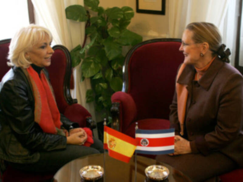Teófila Martínez recibe a la embajadora de Costa Rica, María Elena Pozuelo
