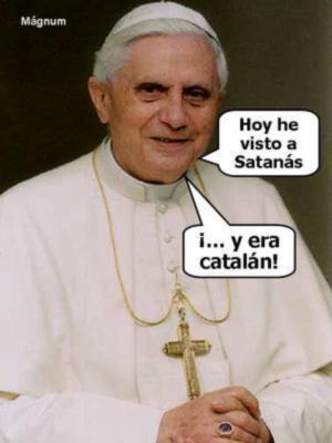 El papa Benedicto XVI sonríe con un mensaje en la boca que dice: "Hoy he visto a Satanás... ¡y era catalán!"