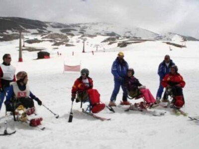 La Junta de Andalucía forma a más de 40 monitores especializados en esquí especializado