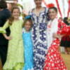 Raquel Revuelta de flamenca en el real de la Feria con su hija, sobrinas y con su marido Miguel Angel JImenez.